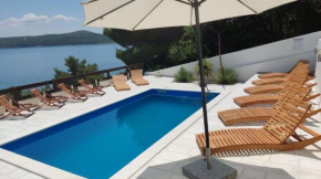 Seaside Villa mit Pool für 12 Personen